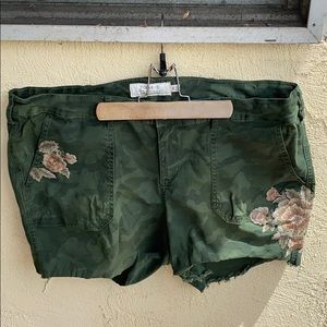 Torrid green camouflage stretchy shorts, size 20